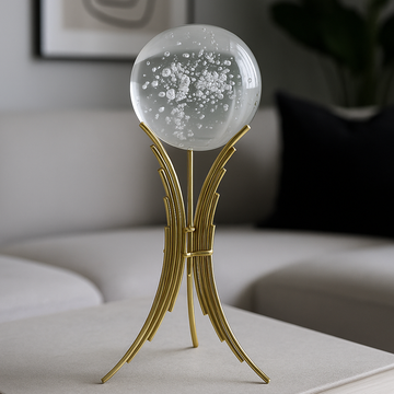 كرة بلورية على قاعدة أسطوانية ذهبية