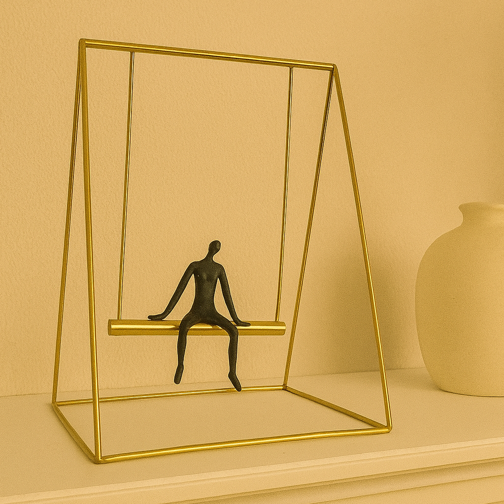 أرجوحة زخرفية مع تمثال جالس