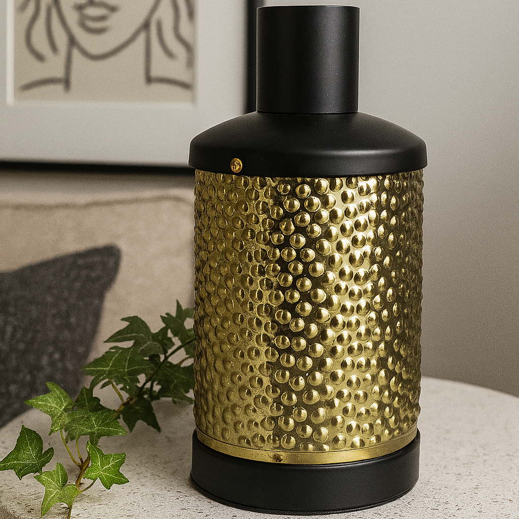 مزهرية سوداء بمركز ذهبي مزخرف