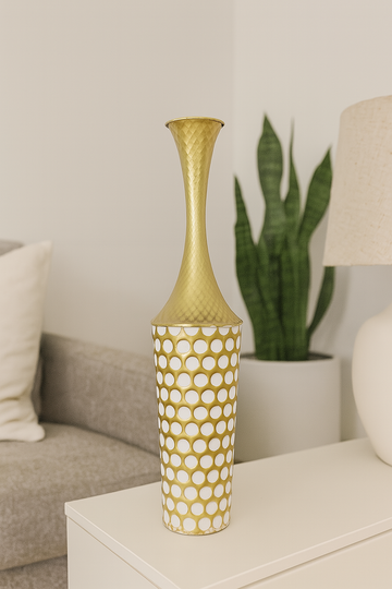 مزهرية طويلة أنيقة بنقش دائري بارز