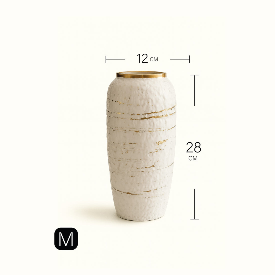 مزهرية أنيقة من الخزف الأبيض بتفاصيل ذهبية