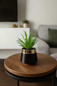 إناء أنيق مع ورق اخضر