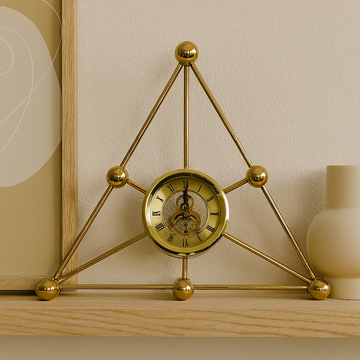 ساعة مثلثة حديثة