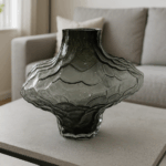 مزهرية زجاجية سوداء مضلعة