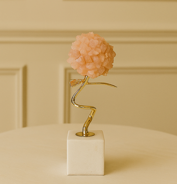 زهرة بقاعدة من الحجر الأبيض