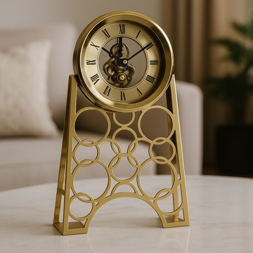 ساعة دائرية على حامل ذهبي