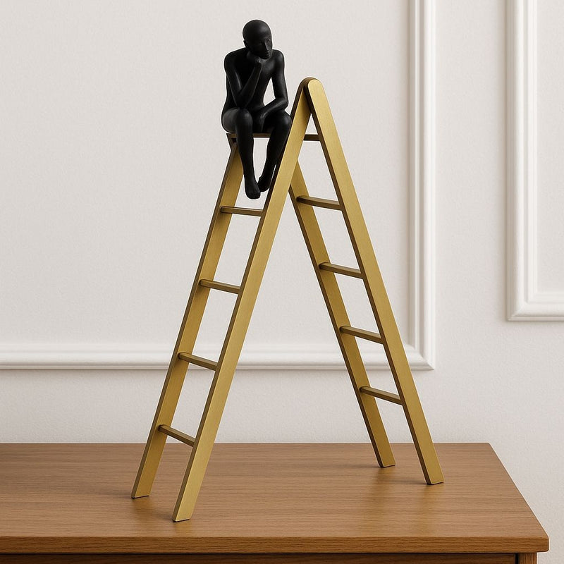 سلم ذهبي مع تمثال صغير