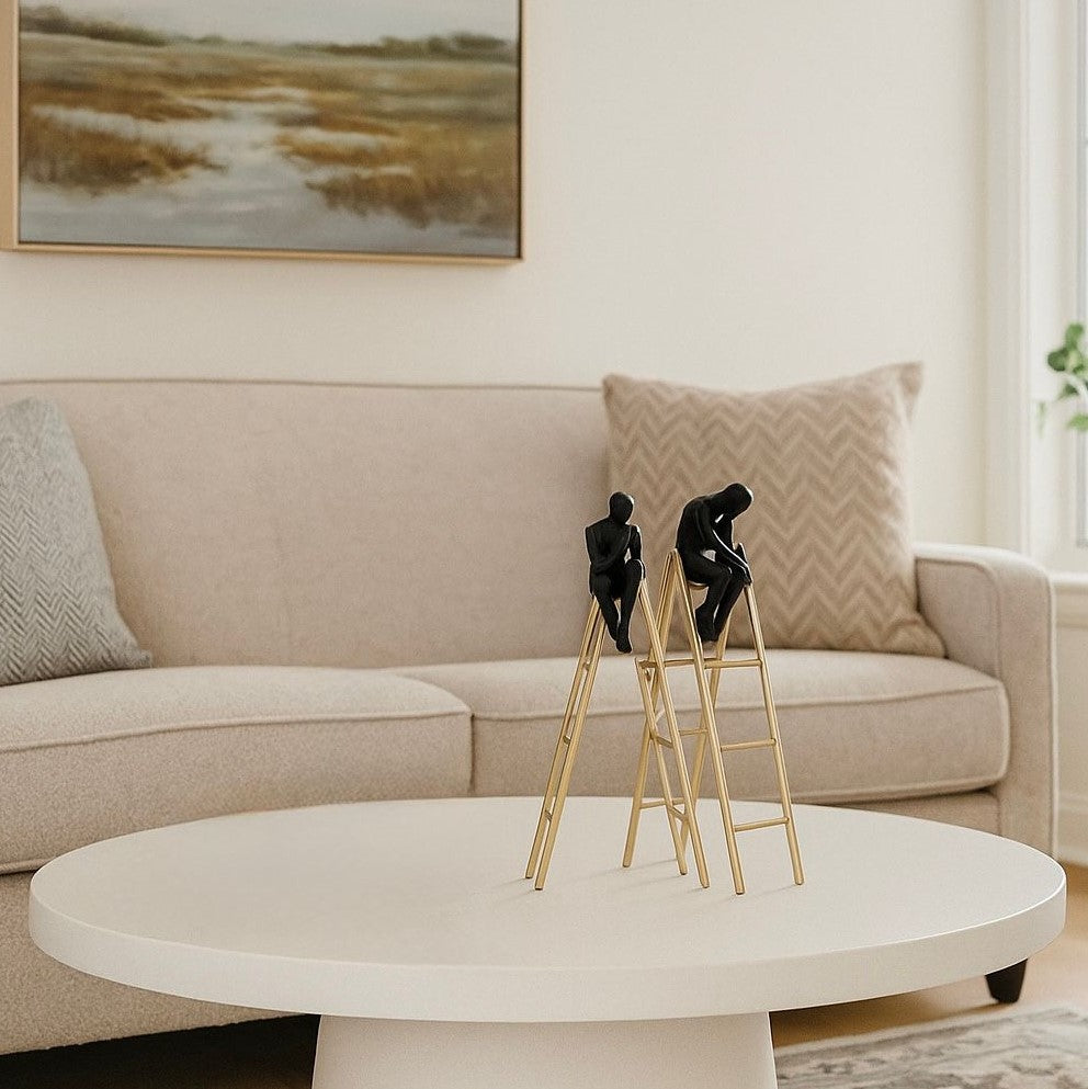 سلم ذهبي مع تمثال صغير