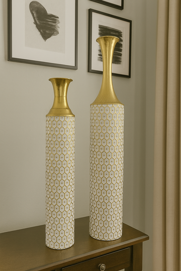 مزهرية حديدية طويلة بنقوش فنية