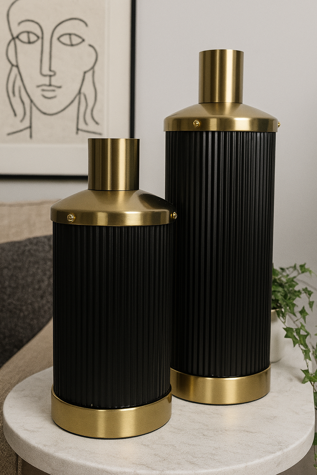 مزهرية سوداء مزخرفة بإطار ذهبي